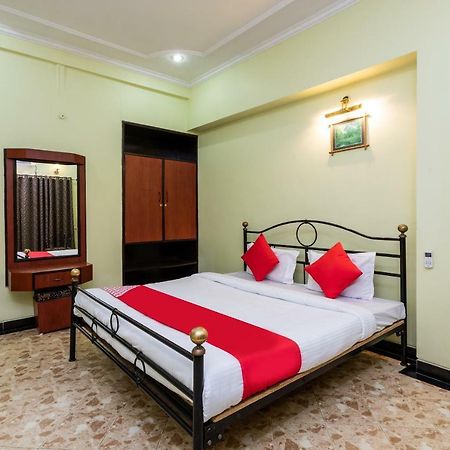 Oyo 38142 Girdhar Mahal Hotell Indore Exteriör bild