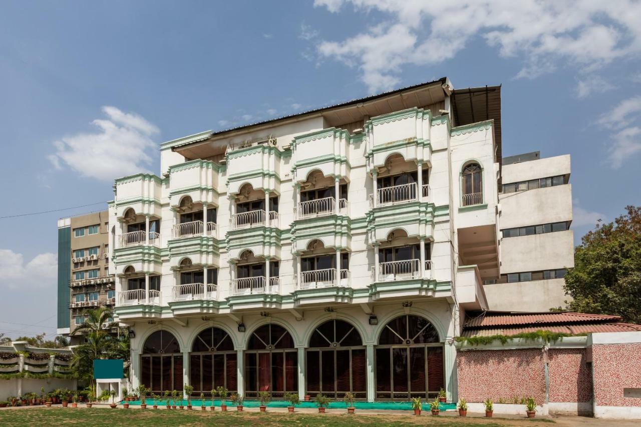 Oyo 38142 Girdhar Mahal Hotell Indore Exteriör bild