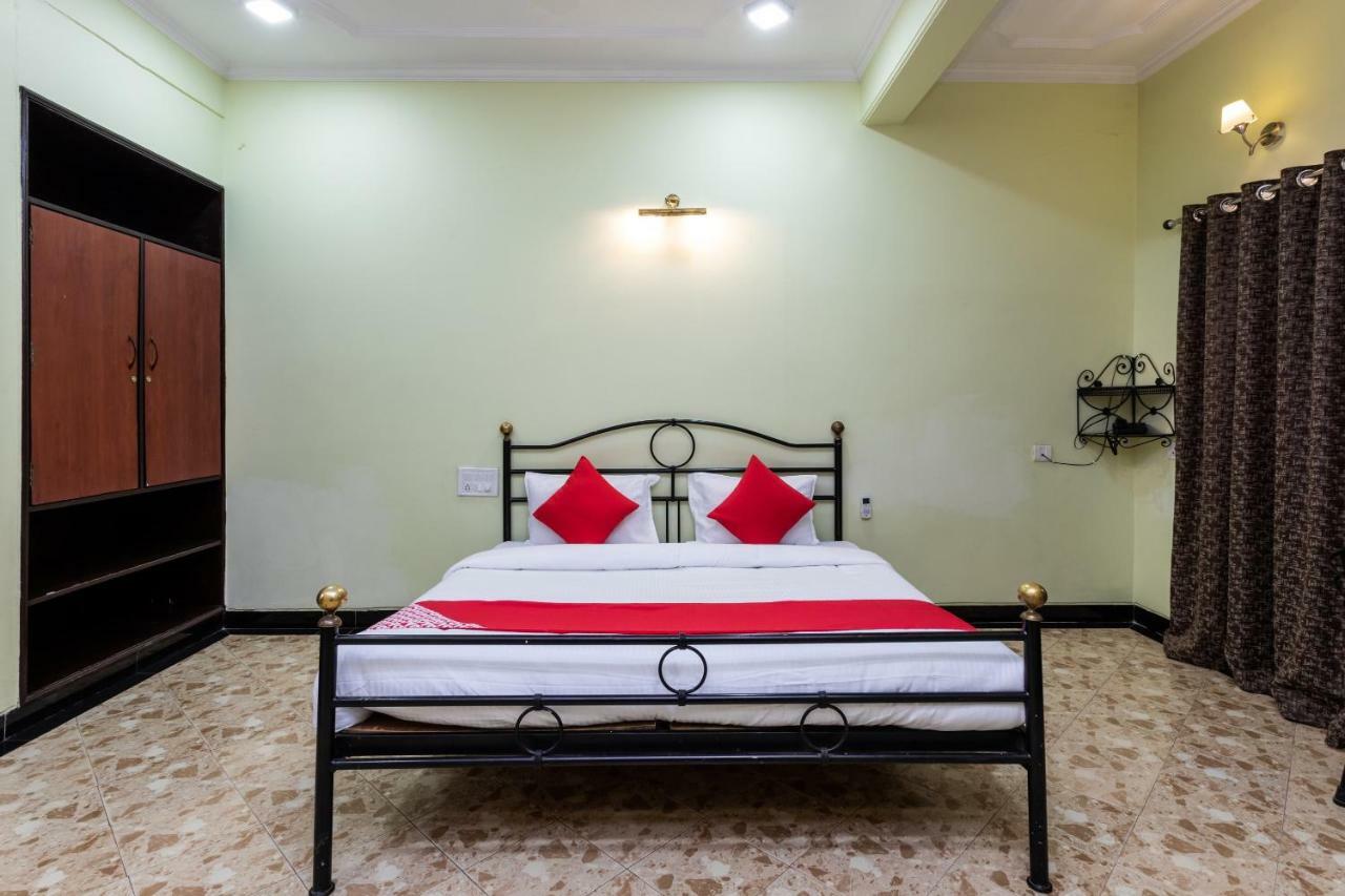 Oyo 38142 Girdhar Mahal Hotell Indore Exteriör bild